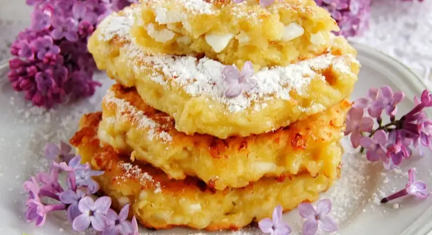 Fit placuszki z serka wiejskiego i banana, posypane cukrem pudrem i ozdobione bzem. Pyszne i zdrowe!