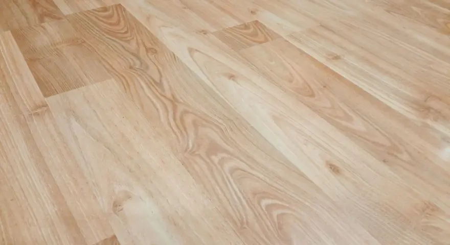 Jasne panele winylowe z widocznymi, naturalnymi rysami imitującymi drewno.