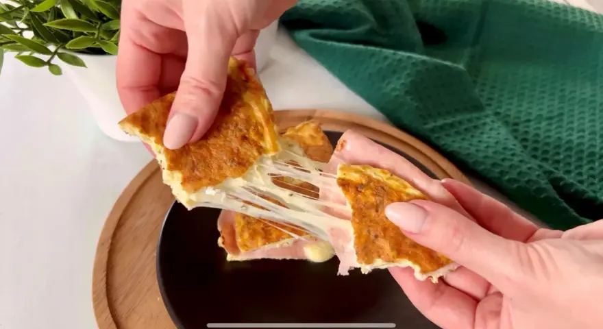 Rozciągający się ser w omlecie low carb z szynką. Idealny na szybkie śniadanie.