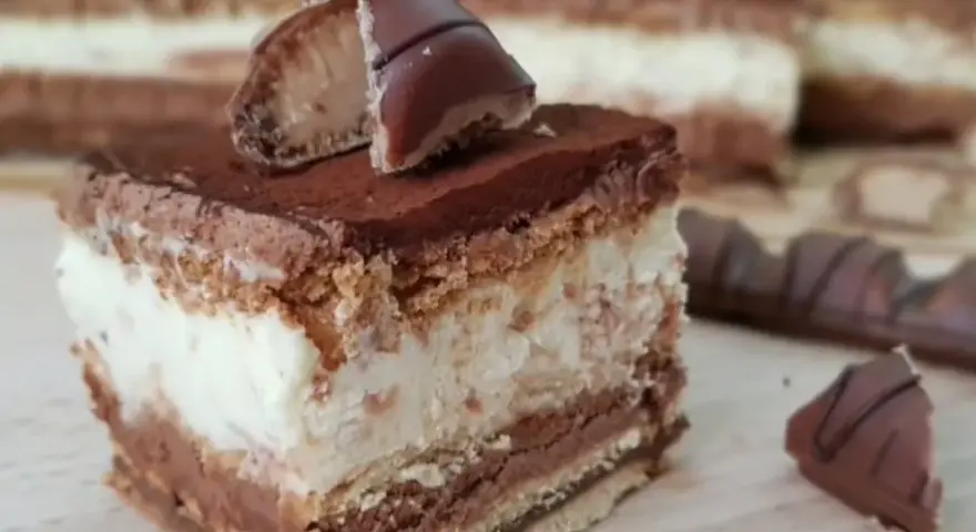 Pyszne ciasto Kinder Bueno z kremem i czekoladą, idealne na deser.