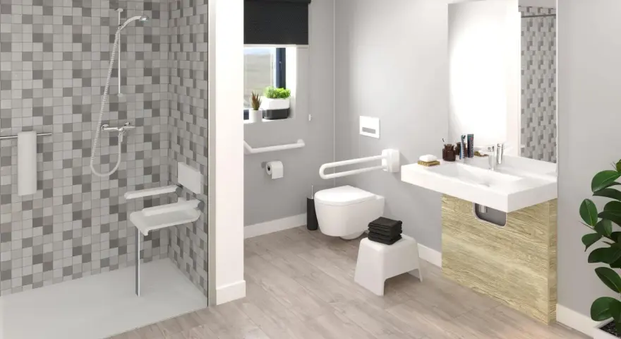 Salle de bain moderne avec douche, WC suspendu, lavabo et barres d'appui. Le sol imitation bois est pratique et esthétique, idéal pour un sol PMR.