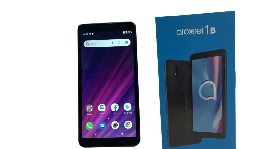 Smartfon Alcatel 1 B z fioletową tapetą i ikonami aplikacji, obok niebieskie pudełko z tym samym modelem telefonu.