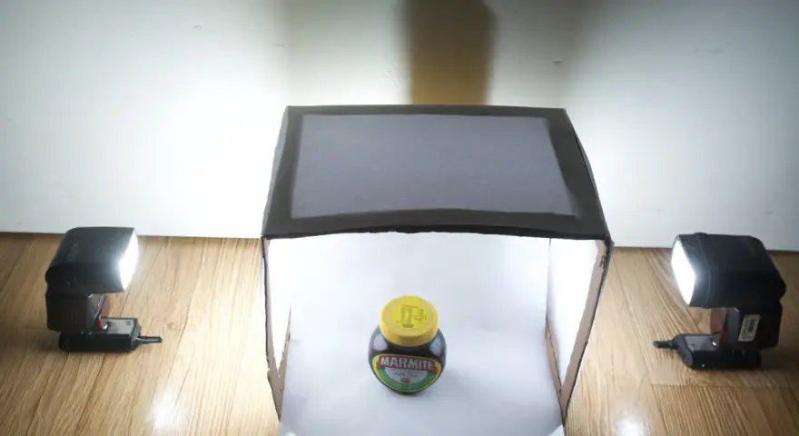 Słoik Marmite w domowym namiocie bezcieniowym DIY, oświetlony lampami błyskowymi.