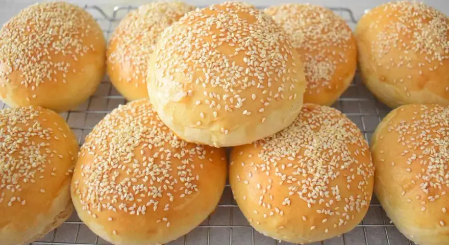 Szybkie bułki do burgerów na sodzie: Bez wyrastania w 30 minut!