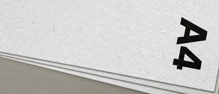En stapel papper i A4 storlek mm, med texten "A4" tryckt i svart på det översta arket.