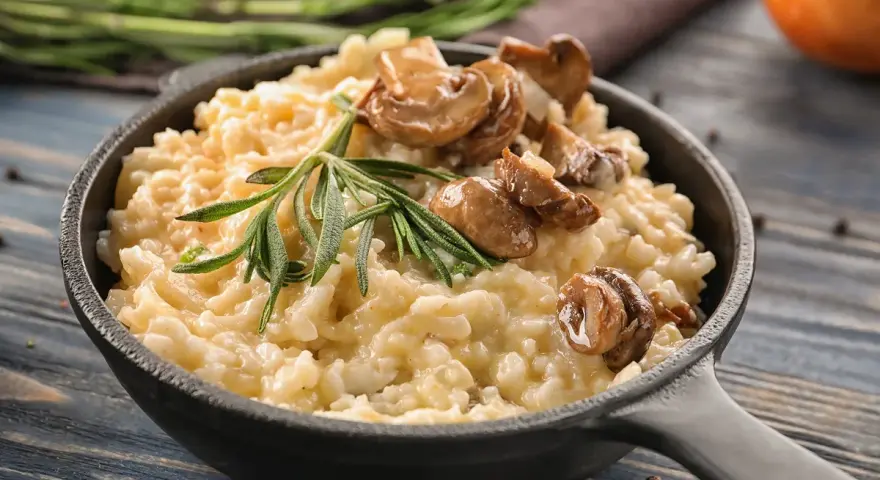 Cremoso risotto de champiñones, con romero fresco. El mejor arroz para risotto, cremoso y delicioso.