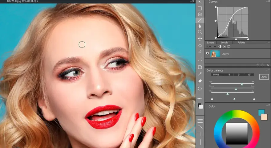 Interfaz de aplicaciones para editar fotos, mostrando un retrato y herramientas de ajuste de color y curvas.