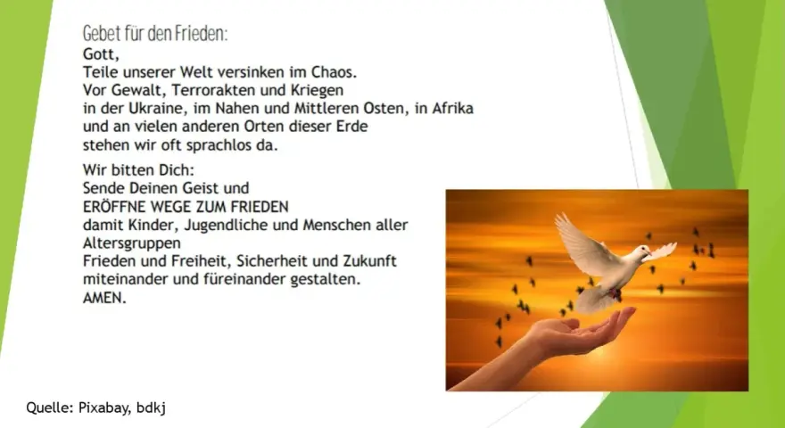 Friedensgebete Vorlagen: Eine Taube fliegt aus einer Hand in den Sonnenuntergang, umgeben von anderen Vögeln. Ein Gebet für Frieden und Freiheit.