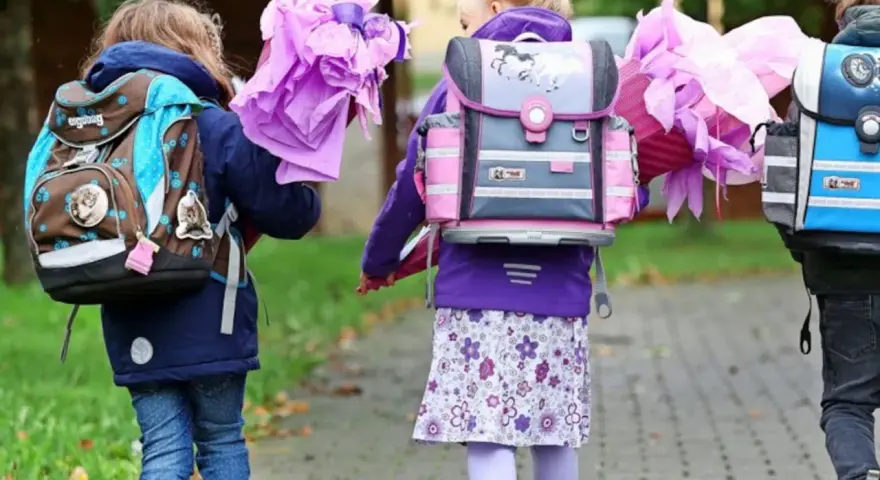 Drei Kinder mit Schultüten und Ranzen auf dem Weg zur Einschulung Niedersachsen 2026.