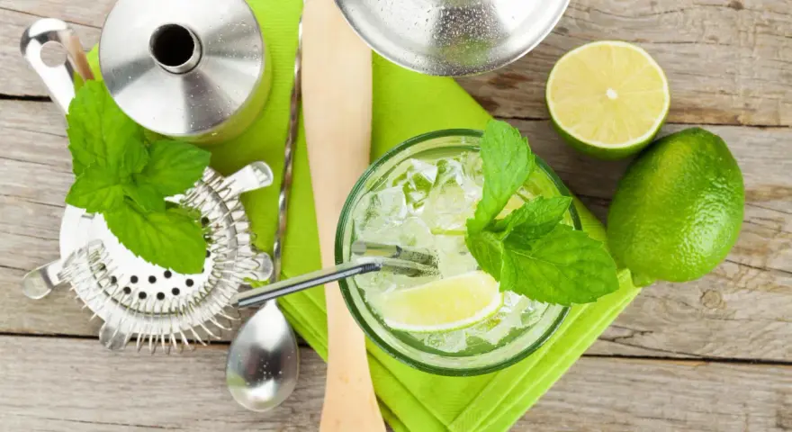 Przepis na drinki mojito: świeża mięta, limonka, lód i akcesoria barmańskie. Idealny na lato!