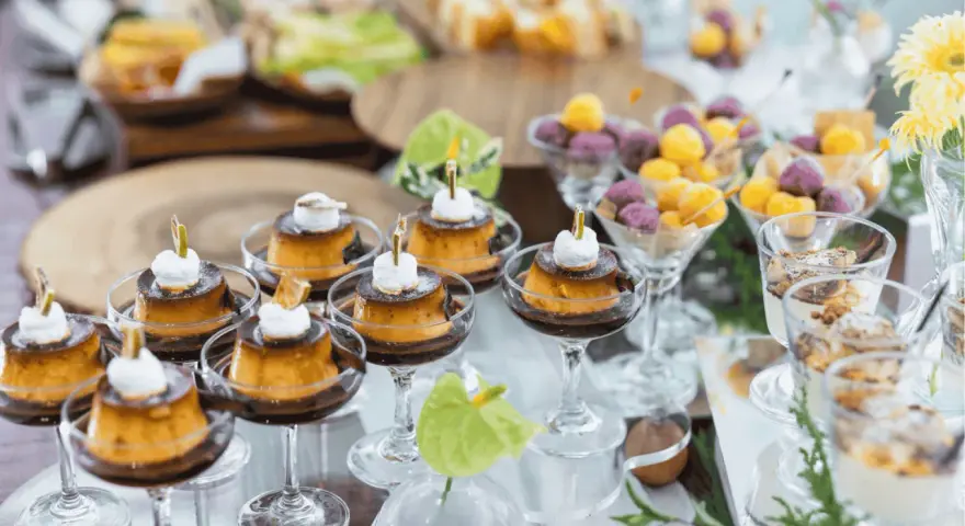 Köstliche kleine Karamellpudding-Desserts mit Sahne und Früchtebällchen – tolle Buffet Ideen für jede Feier.