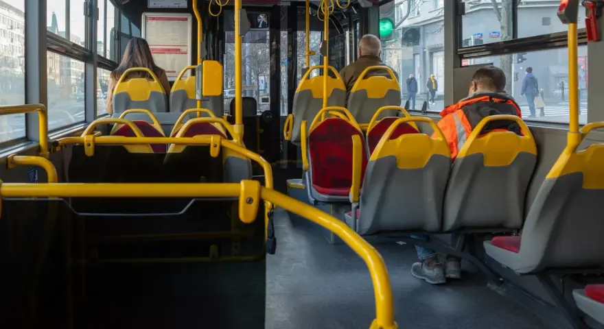Jak sprawdzić rozkład jazdy autobusów w Warszawie? Podróżuj bez stresu!