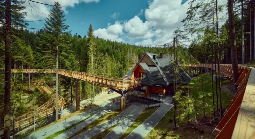 Drewniana ścieżka w koronach drzew i góralski domek to główne waksmund atrakcje. Wspaniałe widoki na las i Tatry.
