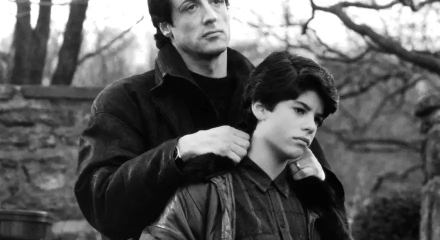 Sylvester Stallone con uno dei suoi figli, un momento di riflessione tra padre e figlio.
