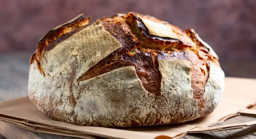 Pane fatto in casa con lievito di birra, croccante fuori e morbido dentro, pronto per essere gustato.