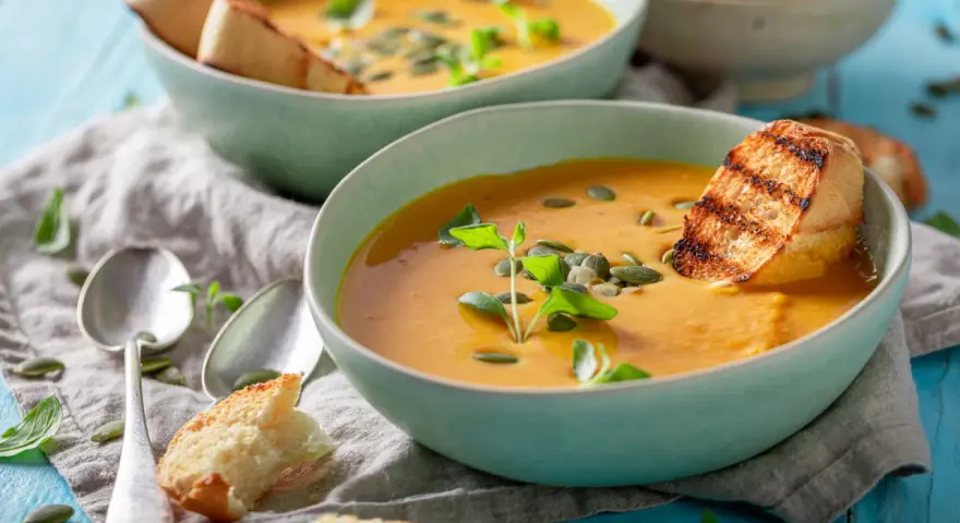 Cremige Kürbissuppe mit geröstetem Brot und Kürbiskernen. Perfekt für leichte, wohltuende schonkost rezepte.
