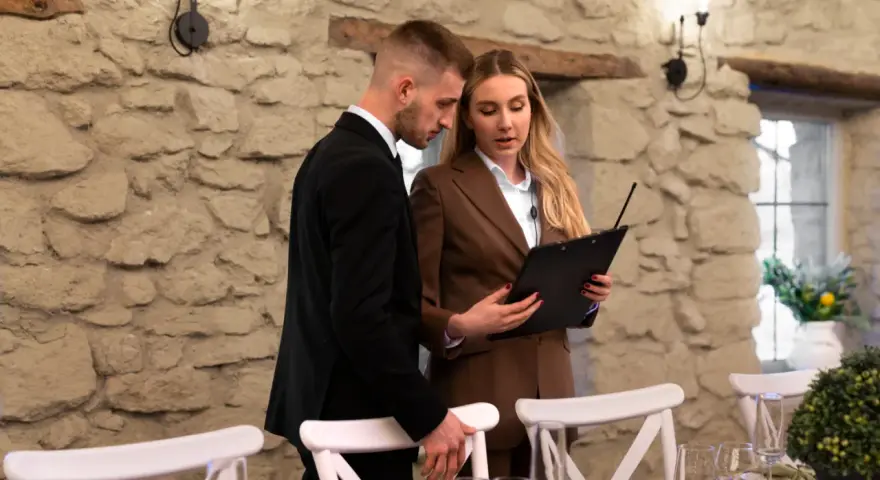 Para jak zakończyć wesele z klasą, omawia rozliczenia i pożegnanie gości.