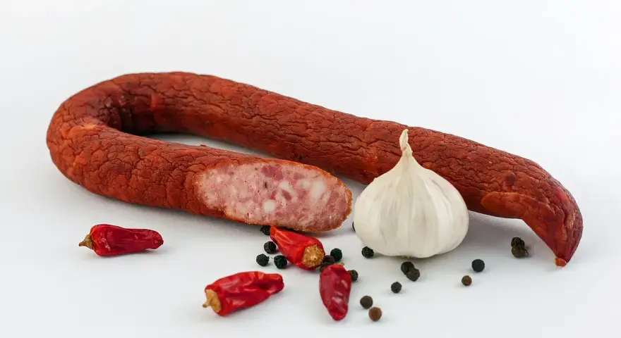 Wędzona kiełbasa, czosnek, papryczki chili i pieprz. Idealne składniki do peklowania na mokro, by uzyskać wyrazisty smak.