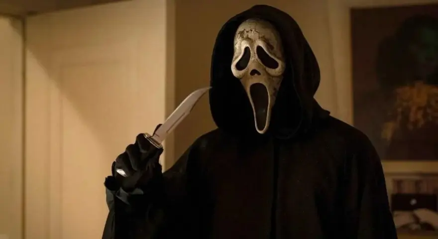 Ghostface, icona dei film horror, brandisce un coltello, pronto a terrorizzare.