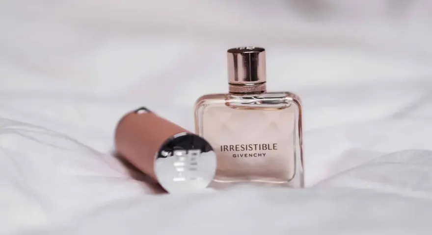 Jak przewieźć perfumy w samolocie? Uniknij konfiskaty!