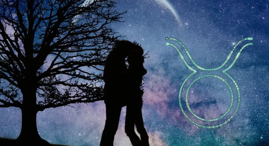 Sylwetka pary całującej się pod drzewem na tle nocnego nieba z księżycem i symbolem Byka. Byk znak zodiaku charakterystyka.