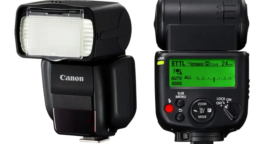 Deux flashs Canon, l'un montrant la tête du flash et l'autre le panneau de contrôle avec l'indication "ETTL" et "utilisation flash cobra".