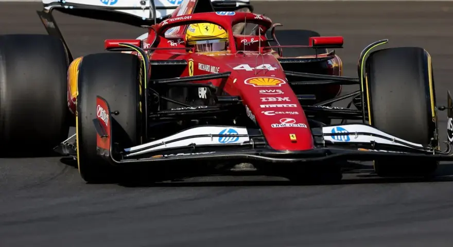 Coche de Fórmula 1 rojo de Ferrari en acción, listo para el Gran Premio de China.