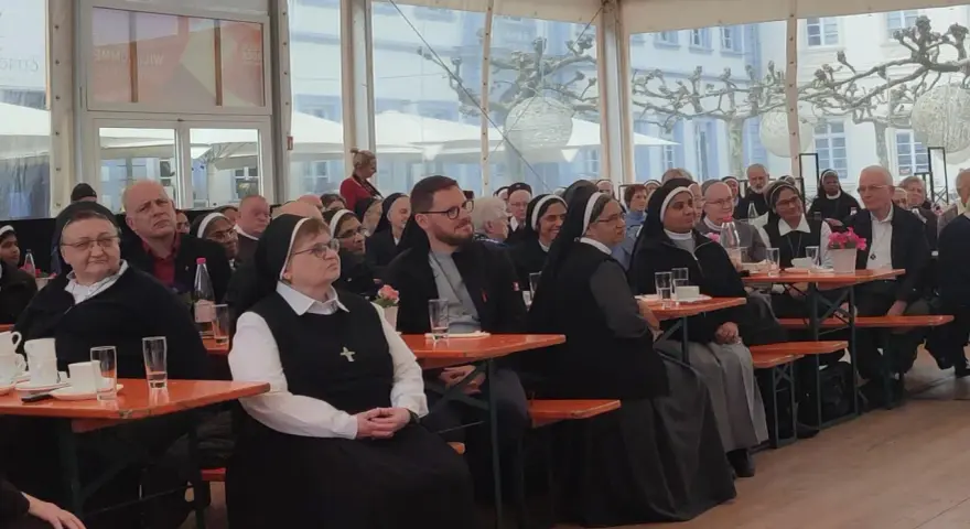 Versammlung von Ordensschwestern und Geistlichen, die auf einer Liste katholischer Orden stehen könnten.