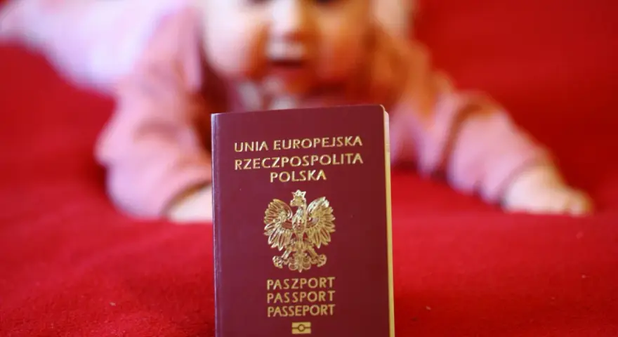 Polski paszport dla dziecka, ważny dokument na podróże. Dowiedz się, ile kosztuje wyrobienie paszportu dla dziecka.