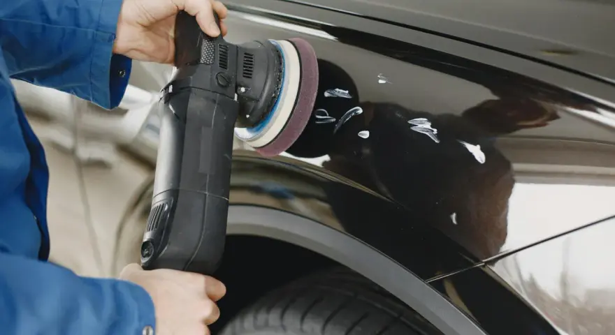Lakierowanie samochodu sprayem: Poradnik DIY na rysy i odpryski