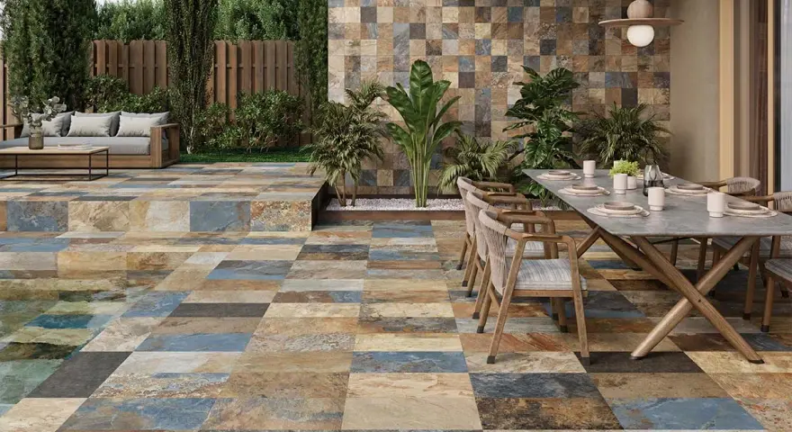 Terraza moderna con suelo de baldosas de colores, antideslizante el mejor suelo para exterior. Mesa y sillas listas para disfrutar.