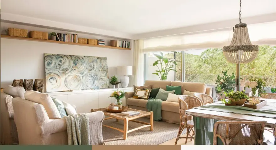 Acogedor salón verde y beige con sofás cómodos, mesa de centro de madera y gran ventanal.