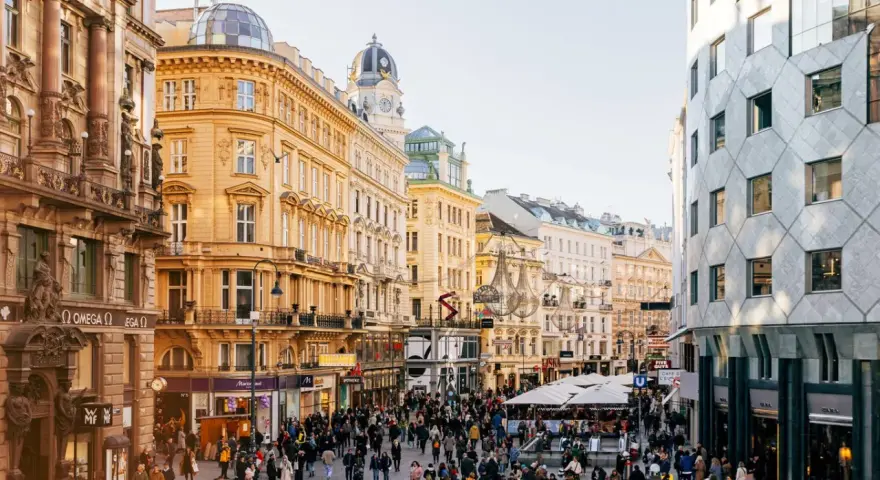 Tętniąca życiem ulica Wiednia, z której słynie z pięknej architektury i tętniącego życiem centrum.