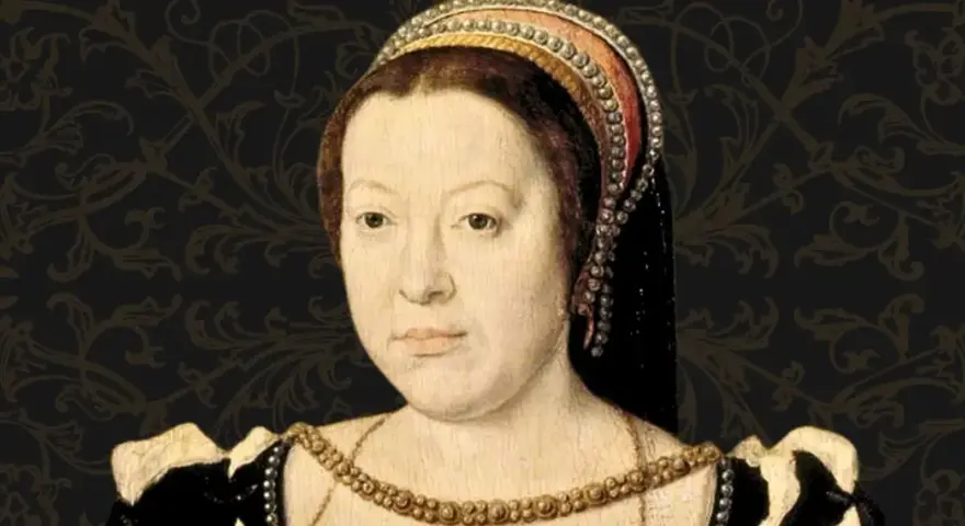 Portrait de Catherine de Médicis jeune, parée d'une coiffe ornée de perles et d'un collier précieux, sur fond ornemental sombre.