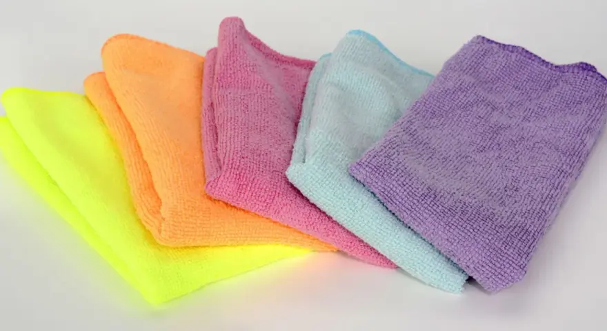 Bunte Mikrofasertücher, die sich perfekt zum Reinigen eignen. Was ist Mikrofasertuch? Feine Fasern, die Schmutz und Staub binden.