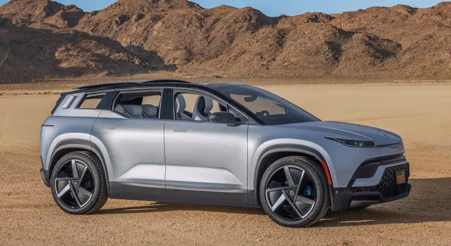 Srebrny Fisker Ocean stoi na pustynnym tle.