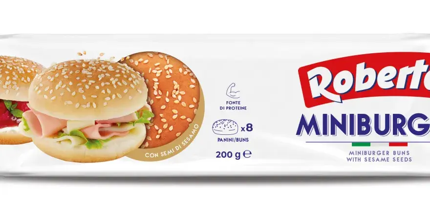 Opakowanie bułek do mini burgerów z sezamem, z widocznymi dwoma gotowymi mini burgerami.