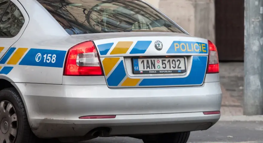 Tylna część srebrnego radiowozu z napisem "POLICIE" i numerem rejestracyjnym 1AN 5192. Widać też numer alarmowy 158.