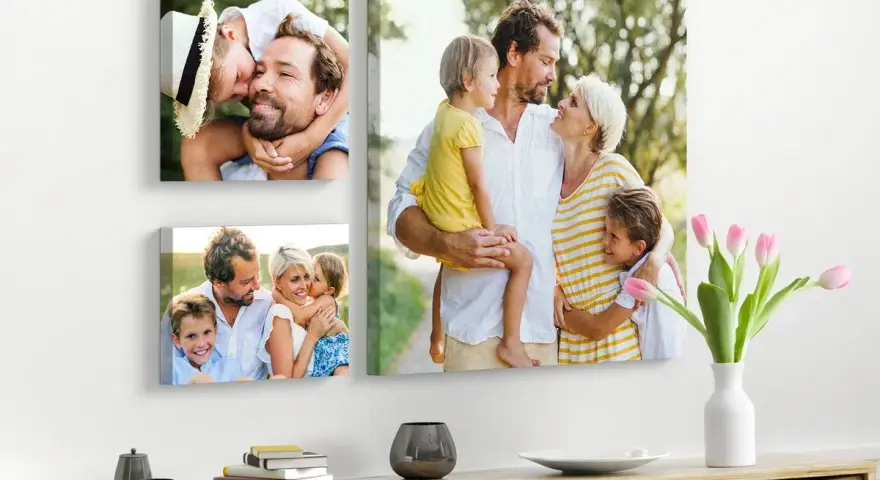 Trois toiles format 20f présentent une famille heureuse. Sur la plus grande, les parents câlinent leurs enfants. Une autre montre un père et son fils, et la troisième, une famille souriante.