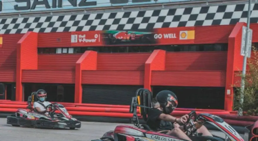 Niños compiten en karts en el Carlos Sainz Center, sintiendo la emoción de las carreras.
