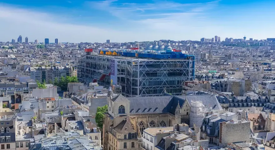 Vista aérea de París con el **Centro Pompidou** destacando entre los tejados.