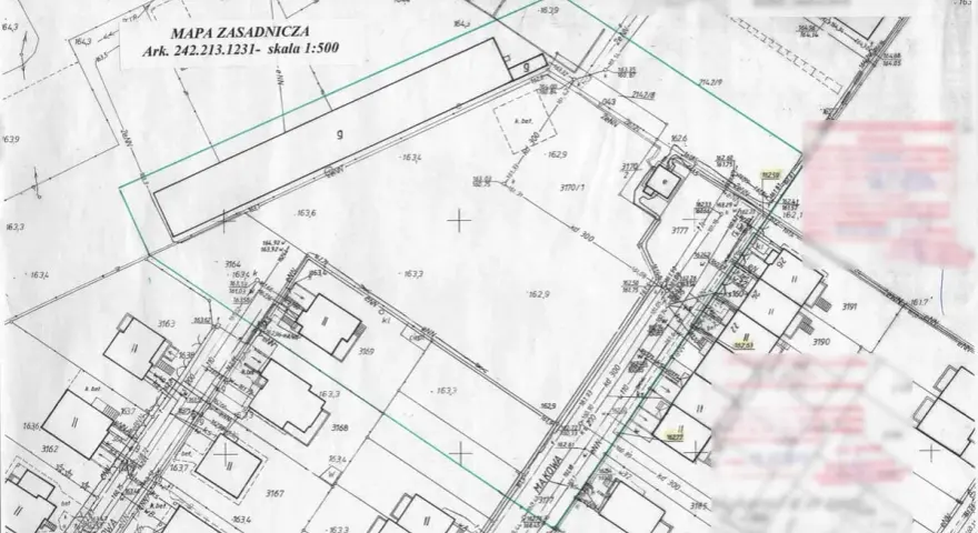 Mapa zasadnicza z zaznaczonymi budynkami, drogami i sieciami. Widoczne numery działek i wysokości terenu.