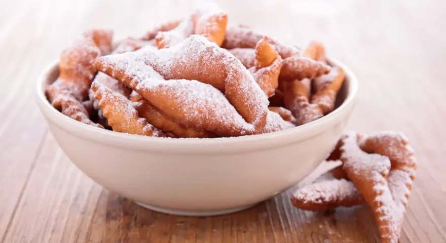 Beignets de carnaval saupoudrés de sucre glace, une délicieuse recette inspirée par Cyril Lignac.