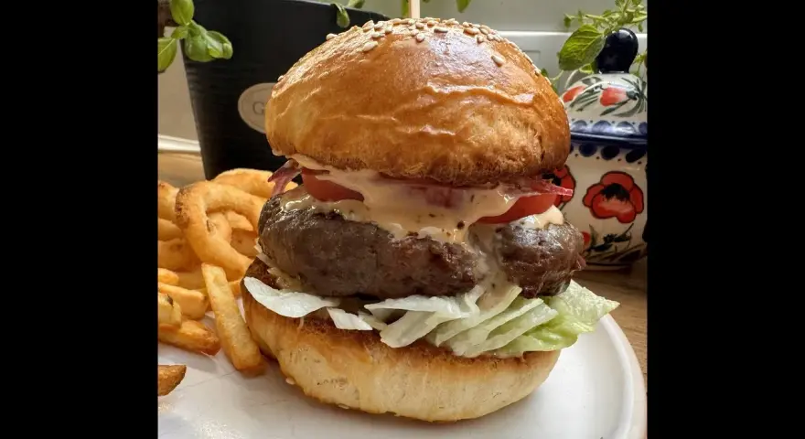 Jak zrobić burgery wołowe, które zachwycą smakiem i soczystością