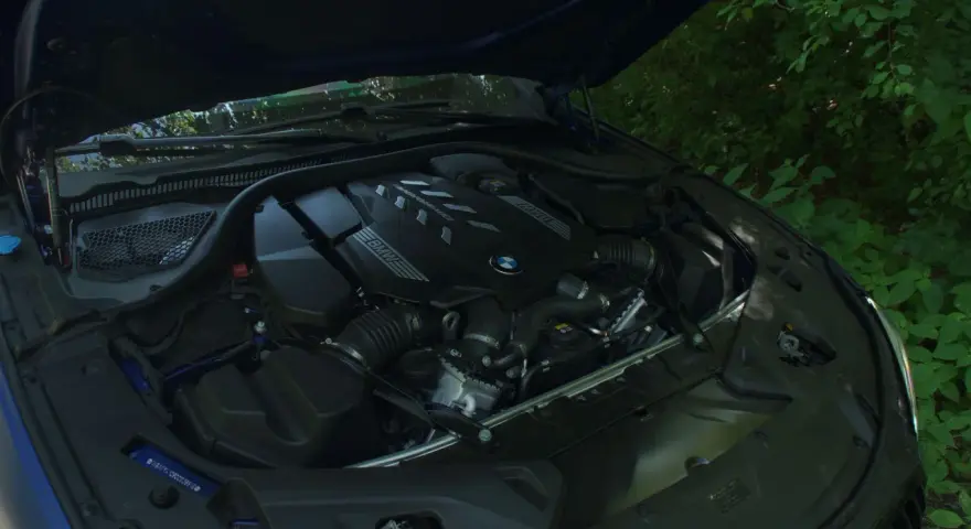 Silnik BMW z napisem "M Performance" gotowy do generowania potężnego momentu obrotowego.