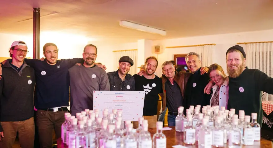 Gruppe feiert mit vielen Flaschen norddeutscher Schnaps.