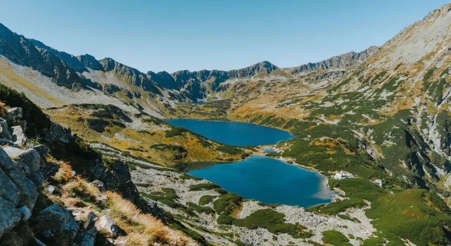 Widok na Tatry Wysokie, gdzie morskie oko trasa prowadzi przez malownicze doliny z jeziorami.