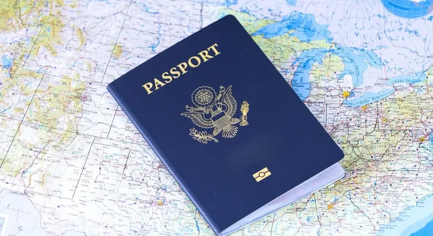Paszport USA na mapie. Planujesz podróż? Sprawdź, czy do Islandii można lecieć na dowód osobisty, czy potrzebny jest paszport.