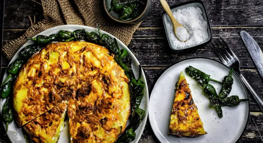 Spanische Tortilla mit Kartoffeln und Paprika, ein köstliches spanische Tortilla Rezept, serviert mit Salz und Pimientos de Padrón.