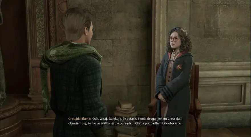 Rozmowa z Cressidą w Hogwarcie, w grze Hogwarts Legacy z polskim dubbingiem.